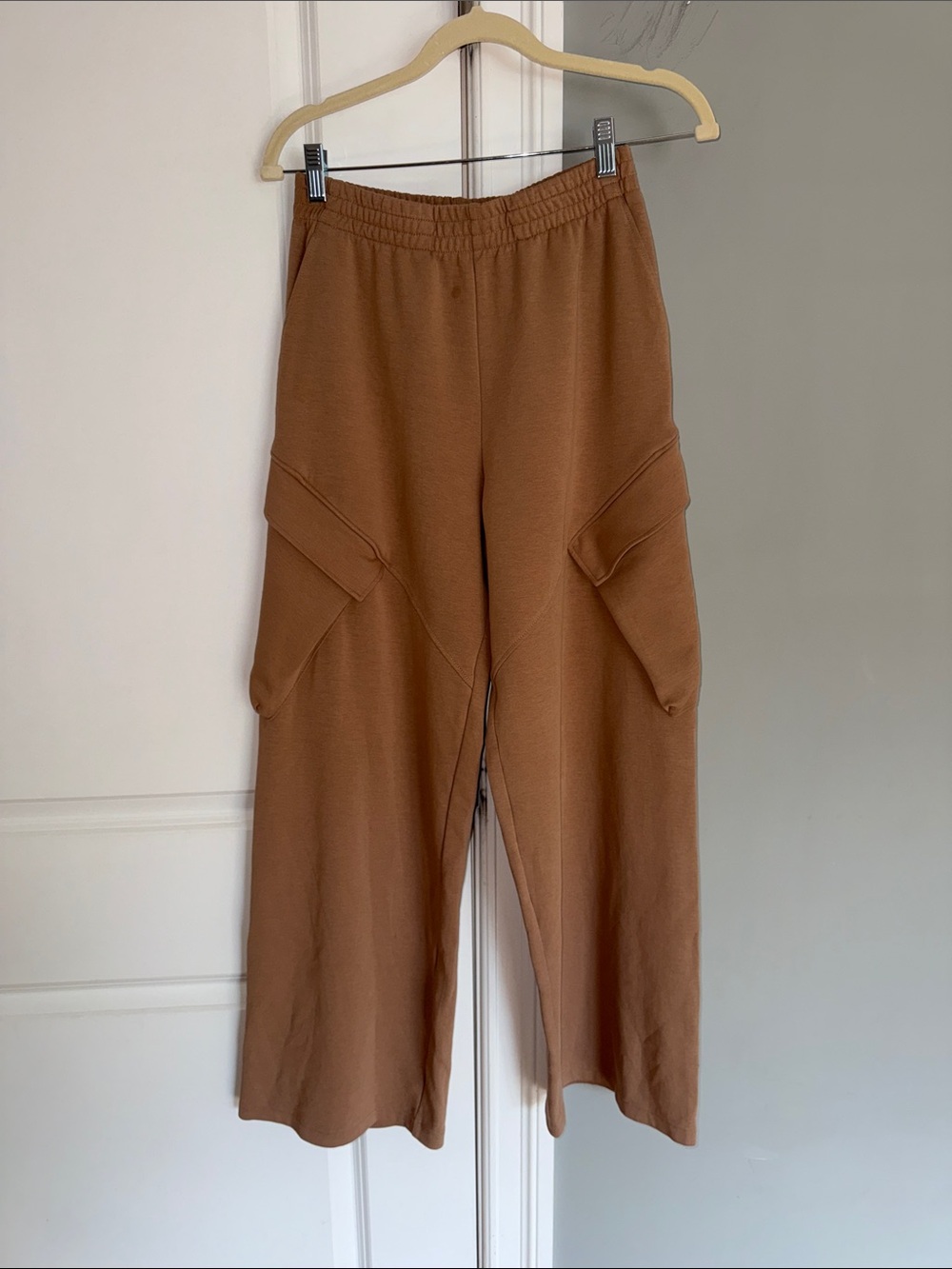 Zara Women’s Wide-Leg Cargo Pants in Brown